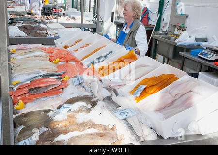 L'Irlande du Nord, Belfast, St George's, l'intérieur du marché, l'affichage de poissons frais sur la glace. Banque D'Images