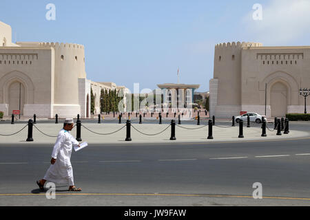 Un homme marche dans le vieux Mascate, avec l'Al Alam Palace dans l'arrière-plan, à Muscat, Oman le 10 août 2017. Il est principalement utilisé par le comte Banque D'Images