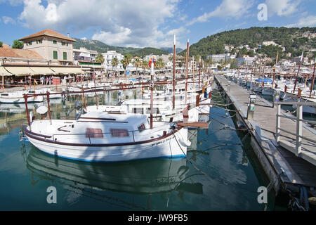 Port de Soller, Majorque, Espagne - 15 mai 2017 : vue sur la marina et les bateaux sur une journée ensoleillée le 15 mai 2017 au port de soller, Majorque, Espagne. Banque D'Images