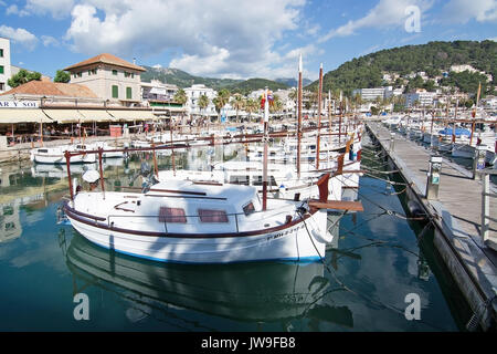 Port de Soller, Majorque, Espagne - 15 mai 2017 : vue sur la marina et les bateaux sur une journée ensoleillée le 15 mai 2017 au port de soller, Majorque, Espagne. Banque D'Images