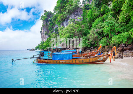 KRABI - 1 décembre : long voile et touristique de la baie de Maya dans Phi Phi Island. Photos prises le Décembre 1,2016 à Krabi, Thaïlande. Banque D'Images