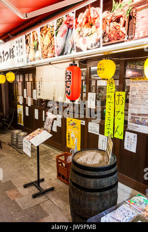 Noodle Bar traditionnel japonais à manger avec du papier rouge chochin, lanter, dehors, et au-dessus des rideaux noren entrée. Marché alimentaire intérieur Omicho, Kanazawa. Banque D'Images