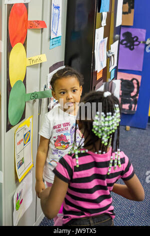 Charlotte, Caroline du Nord - les enfants dans le préscolaire à Bethlehem Center utilisent une procédure de résolution de conflit appelé 'Stop, pensez, rendez-vous.' Le Centre se Banque D'Images