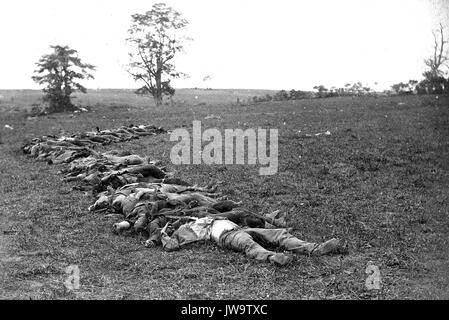 Bataille d'Antietam 17 septembre 1862. Confederate dead en attente de l'inhumation. Photo : Alexander Gardner Banque D'Images
