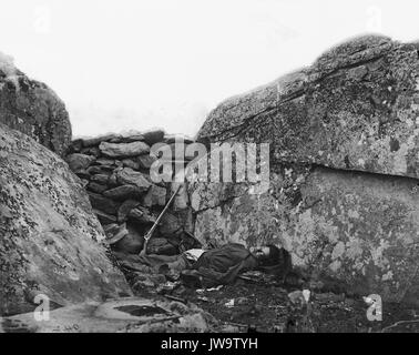 TIMOTHY H. O'SULLIVAN (c 1840-1882) Photographe américain. Photo intitulée "L'accueil d'un rebelle Sharpshooter, Gettysburg (1863)' Confederate dead à Devil's Den, Gettysburg en juillet 1863 Banque D'Images