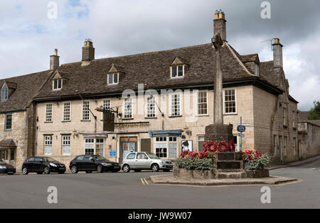 Le Crown Inn sous la restauration va dans la ville de Cotswolds Gloucestershire Angleterre Minchinhampton UK. Banque D'Images