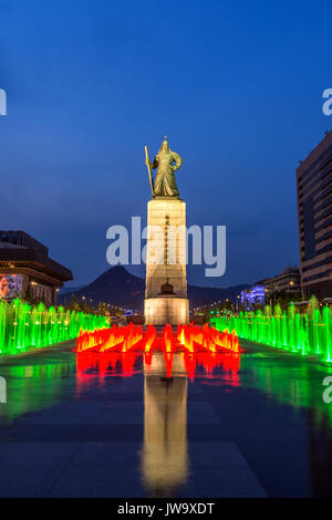 Séoul, Corée du Sud - 30 avril 2016:couleur magnifiquement fontaine à eau à la place Gwanghwamun avec la statue de l'amiral Yi Sun-sin, au centre-ville.Photo Banque D'Images