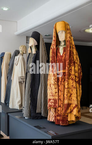 Costumes de personnages dans le jeu de la passion à l'affiche au théâtre de la passion, Oberammergau, Garmisch Partenkirchen, Bavière, Allemagne Banque D'Images