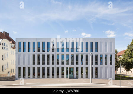 Élévation avant avec l'entrée principale de l'immeuble. Finanzamt / Finances Bureau Biberach, Biberach, Allemagne. Architecte : Hartwig schneider architekten, 2017 Banque D'Images