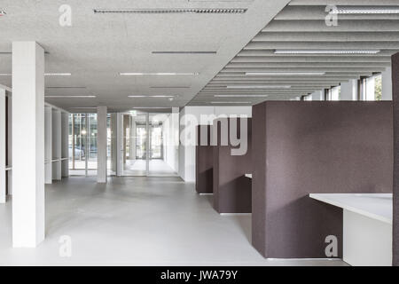 Voir à la réception et de l'information hall. Finanzamt / Finances Bureau Biberach, Biberach, Allemagne. Architecte : Hartwig schneider architekten, 2017. Banque D'Images