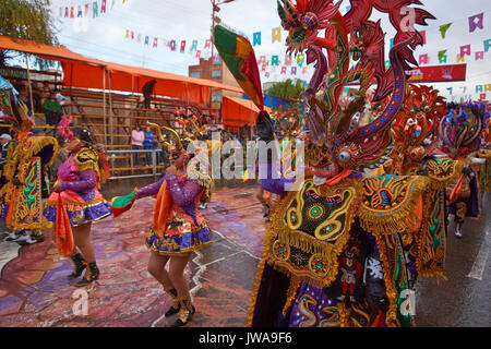 La Diabla masqué danseurs en costumes ornés défilent dans la ville minière d'Oruro sur l'Altiplano de Bolivie durant le carnaval annuel. Banque D'Images