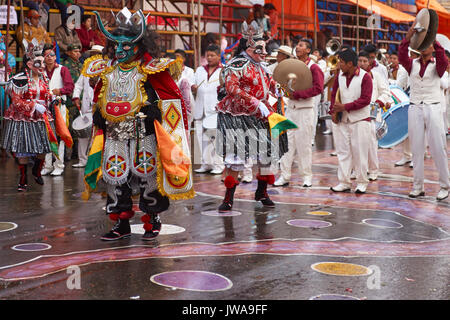 La Diabla masqué danseurs en costumes ornés défilent dans la ville minière d'Oruro sur l'Altiplano de Bolivie durant le carnaval annuel. Banque D'Images