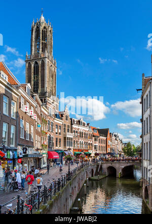 Boutiques, bars et cafés à côté de l'Oudegracht (Vieux canal) avec le Dom tour derrière, Utrecht, Pays-Bas Banque D'Images