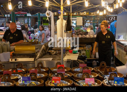 L'Irlande du Nord, Belfast, St George's, l'intérieur du marché, vente de décrochage d'olives. Banque D'Images