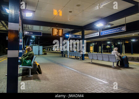 Les passagers,plus,la fin de train, plate-forme, la gare internationale d'Ashford, Kent, Angleterre Banque D'Images