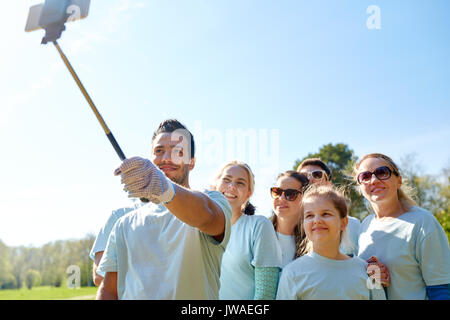 Groupe de volontaires prenant selfies smartphone Banque D'Images