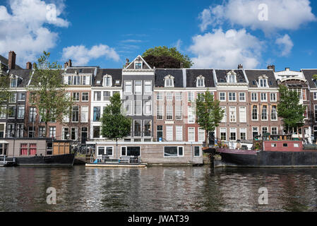 Maisons du canal et péniches sur l'Amstel, Amsterdam, Hollande du Nord, Pays-Bas Banque D'Images