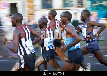 BERLIN, ALLEMAGNE - 27 septembre 2015 : 2015 coureurs professionnels au cours de la 42e édition du Marathon de Berlin, y compris sportif Eliud Kipchoge et r Banque D'Images