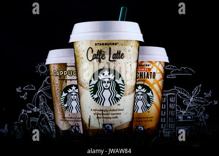 Café Starbucks Caffe Latte réfrigéré. Affiche publicitaire de la marque. Banque D'Images