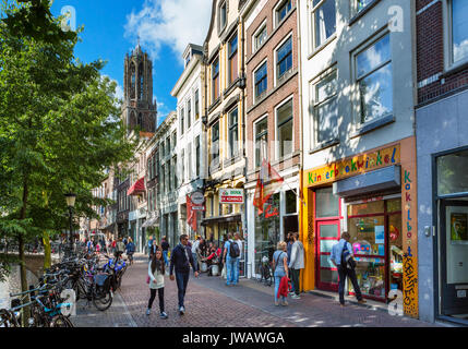 Boutiques, bars et cafés à côté de l'Oudegracht (Vieux canal) avec le Dom tour derrière, Utrecht, Pays-Bas Banque D'Images