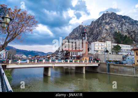 AMASYA, TURQUIE - Décembre 03, 2016 : les anciennes maisons Ottomanes et tour de l'horloge historique par la rivière Yesilirmak. Amasya est une ville populaire pour Haiti Banque D'Images