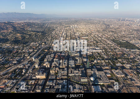 Après-midi de smog vue aérienne de Hollywood et le centre-ville de Los Angeles en Californie du Sud. Banque D'Images