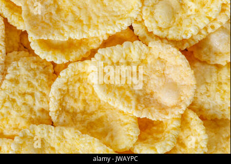 Petit tas de cornflakes, gros plan extrême, macro, convient comme arrière-plan Banque D'Images