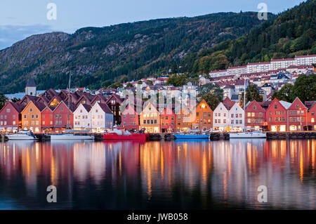 Vue de la nuit de Bryggen avec lumière colorée et de réflexion, également connu sous le nom Tyskebryggen, est une série de bâtiments de commerce hanséatique l'Est Banque D'Images