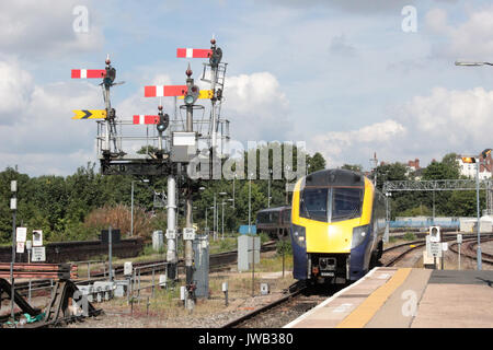 Classe 180 train diesel entrant Worcester Shrub Hill station comme il passe un grand signal de décharge de l'ouest du bras. Banque D'Images