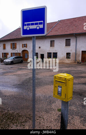 Arrêt de Bus et une boîte aux lettres dans un village du Jura (France) Banque D'Images