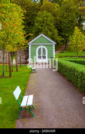 Et les petits bancs blanc maison en bois vert dans un beau parc Banque D'Images