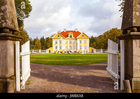 Portes et vue avant du beau et riche Manoir Palmse en Estonie Banque D'Images