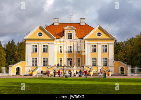 PALMSE, ESTONIE - 22 SEP 2015. Les touristes autour de belle et riche Manoir Palmse en Estonie Banque D'Images