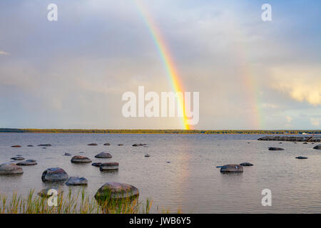 Arc-en-ciel sur la mer et les rochers, Kasmu, Estonie Banque D'Images