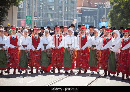 TALLINN, ESTONIE - 04 juil 2014 : Les gens en costumes de cérémonie de procession de la chanson estonienne et dance festival Banque D'Images