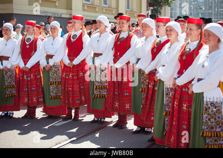 TALLINN, ESTONIE - 04 juil 2014 : Les gens en costumes de cérémonie de procession de la chanson estonienne et dance festival Banque D'Images