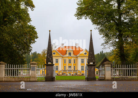 PALMSE, ESTONIE - 20 SEP 2015. Portes et vue avant du beau et riche Manoir Palmse en Estonie Banque D'Images