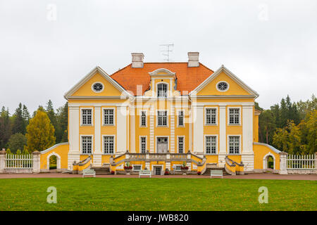 PALMSE, ESTONIE - 22 SEP 2015. Vue avant du beau et riche Manoir Palmse en Estonie, destination populaire pour les touristes Banque D'Images