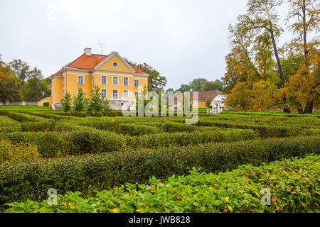 Belle et riche Palmse Manor en Estonie. Buissons verts dans le parc en face de Manor. Banque D'Images