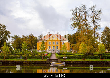 Belle et riche Palmse Manor en Estonie. Buissons verts dans le parc en face de Manor. Banque D'Images