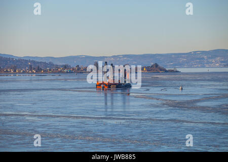 OSLO, Norvège - 27 MAR 2015. Navire de dragage dans la baie du port. Banque D'Images