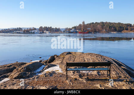 Côte Rocheuse avec un banc pour se détendre. Petite île norvégienne du fjord d'Oslo Banque D'Images