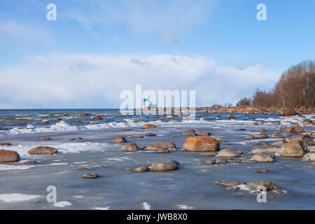 Pelle minière de l'eau travaillant sur la construction de jetées Banque D'Images