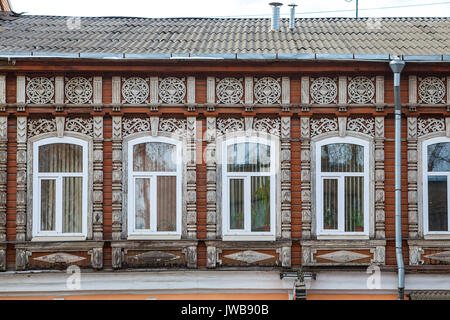 Mur de chambre russe traditionnelle en bois avec des fenêtres et des cadres sculptés et motif Banque D'Images