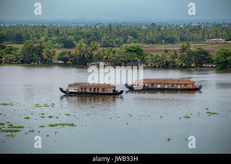 Kumarakom Backwaters du Kerala, en Inde - Juillet 2017 : Allappey ou Alappuzha dans le Kerala est connu pour péniche croisières le long de la Kerala backwaters rustique Banque D'Images