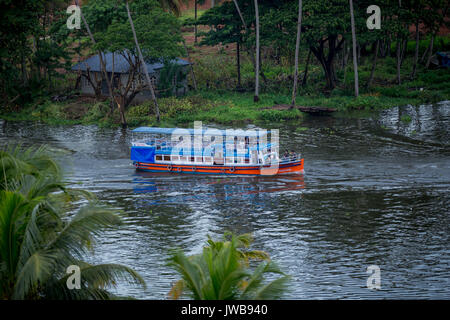 Kumarakom Backwaters du Kerala, en Inde - Juillet 2017 : Allappey ou Alappuzha dans le Kerala est connu pour péniche croisières le long de la Kerala backwaters rustique Banque D'Images