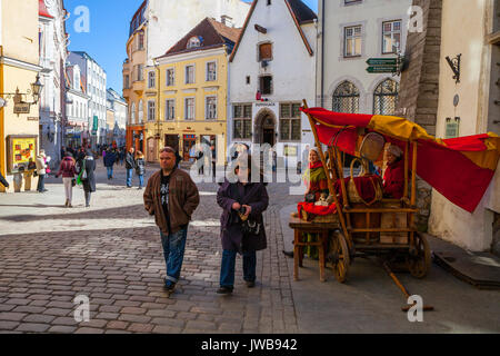 TALLINN, ESTONIE - 02 Apr 2016 : l'âge moyen en train de marcher le long des restaurants de la vieille ville Banque D'Images