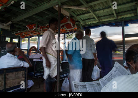 Kumarakom Backwaters du Kerala, en Inde - Juillet 2017 : Allappey ou Alappuzha dans le Kerala est connu pour péniche croisières le long de la Kerala backwaters rustique Banque D'Images