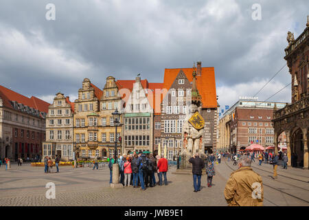 BREMEN, ALLEMAGNE - 16 Apr 2016 : Place du marché avec l'hôtel de ville et cathédrale avec quelques touristes Banque D'Images