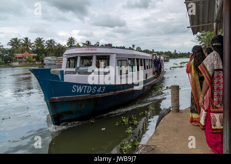 Kumarakom Backwaters du Kerala, en Inde - Juillet 2017 : Allappey ou Alappuzha dans le Kerala est connu pour péniche croisières le long de la Kerala backwaters rustique Banque D'Images